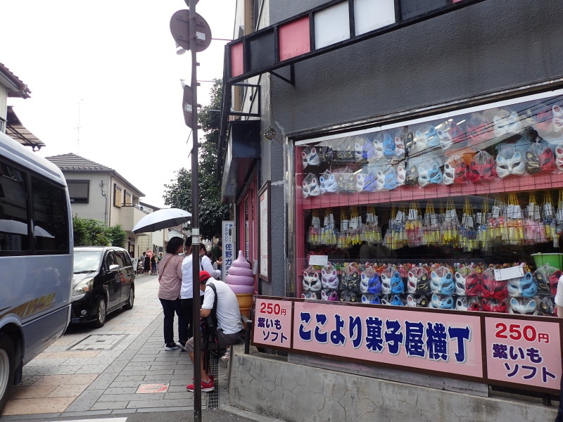 「菓子屋横丁」の入口にある「江戸屋」