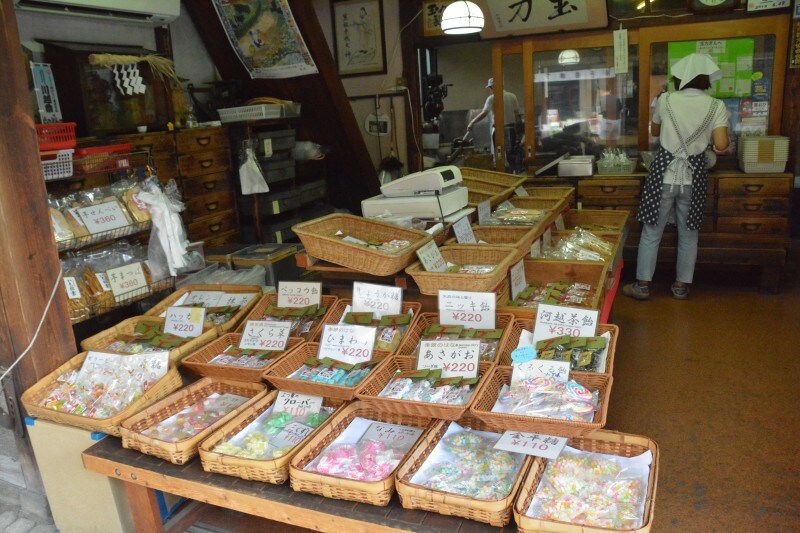 飴作り職人の匠の技が観察できる「玉力製菓」