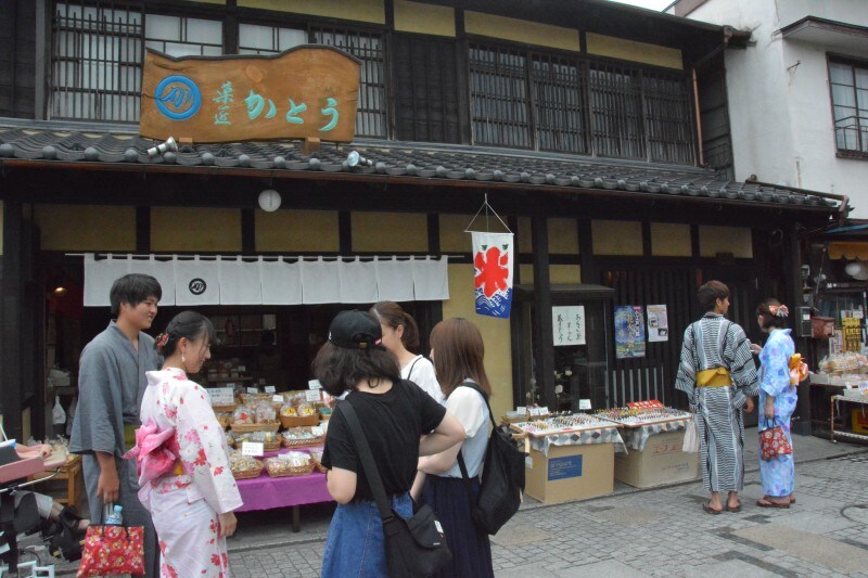 切妻造りの店構えが川越市景観百選の一つに数えられる「菓匠かとう」