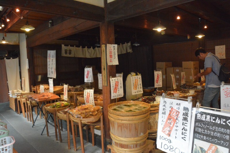 「三代目彩香」の店頭に並ぶ生姜やニンニクなどの珍しい漬物