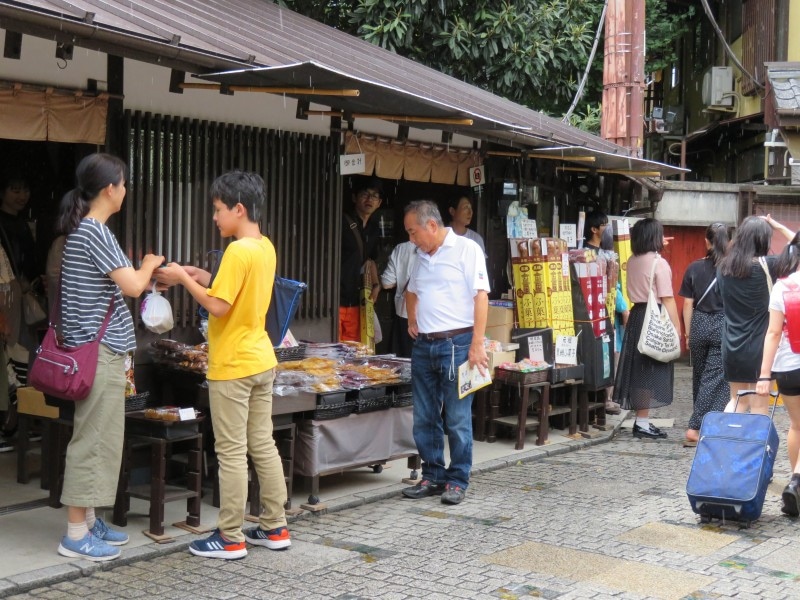 「菓子屋横丁」の中心に店舗を構える「松陸製菓」