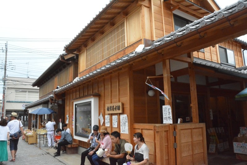 駄菓子が店から溢れ出しそうな「稲葉屋本舗」