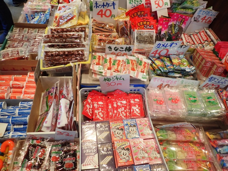 ありとあらゆる種類の駄菓子が溢れる「稲葉屋本舗」