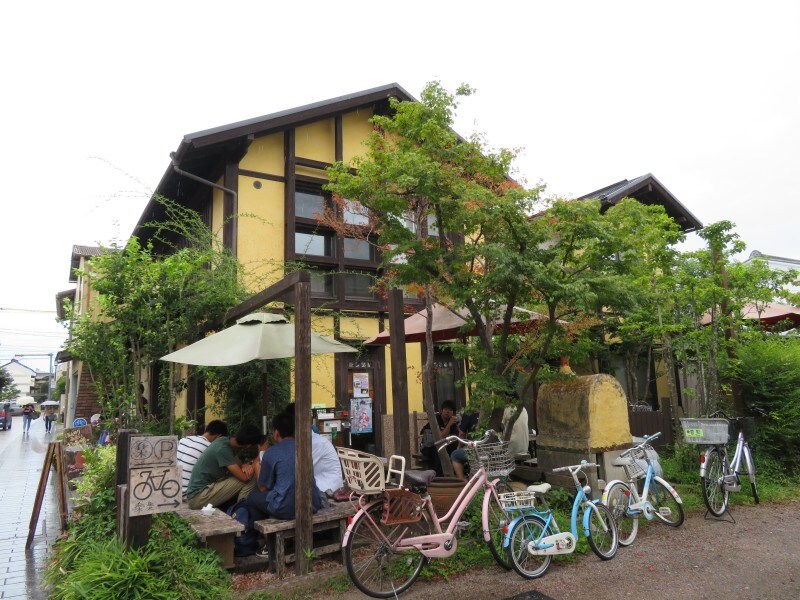 「川越ベーカリー楽楽」のテラス席