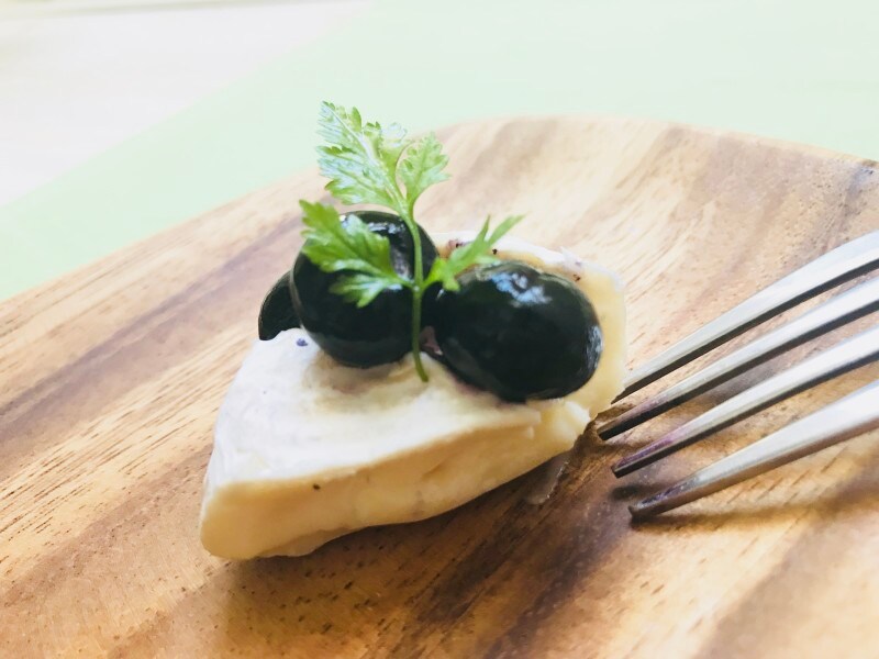 カマンベールチーズと一緒に。即席レアチーズケーキ風！