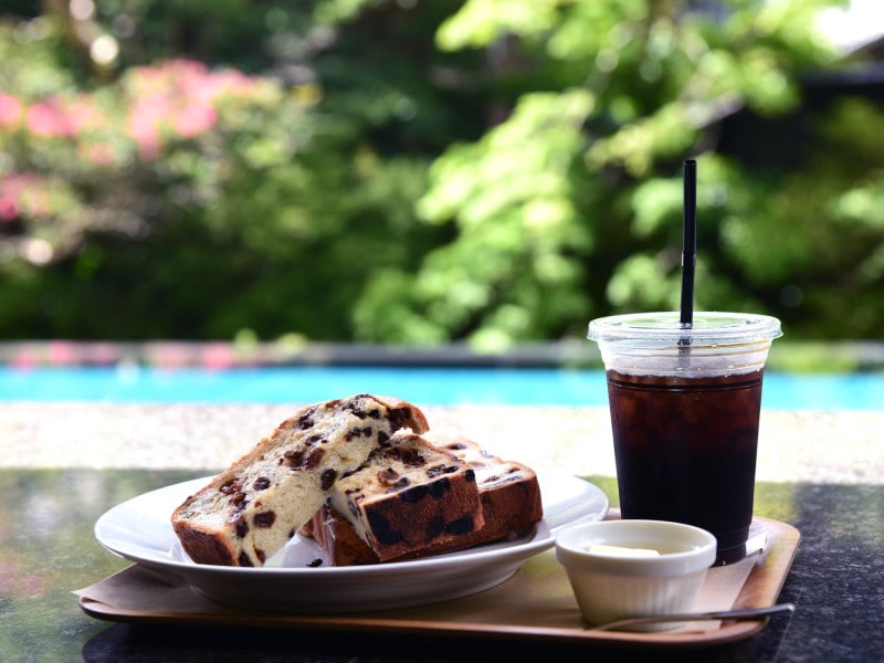 足湯カウンターで、のんびりパンをいただきます！