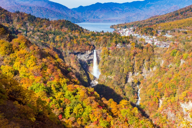 日本三大名瀑のひとつ、華厳の滝。近くで見てもいいけれど、遠くからの眺めも最高