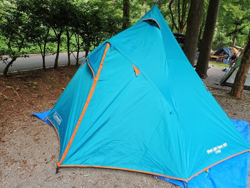 コールマンのティピー型テント（メインポール1本と玄関口をつくるサブポール1本、合わせて2本のポールだけで組み立てる）