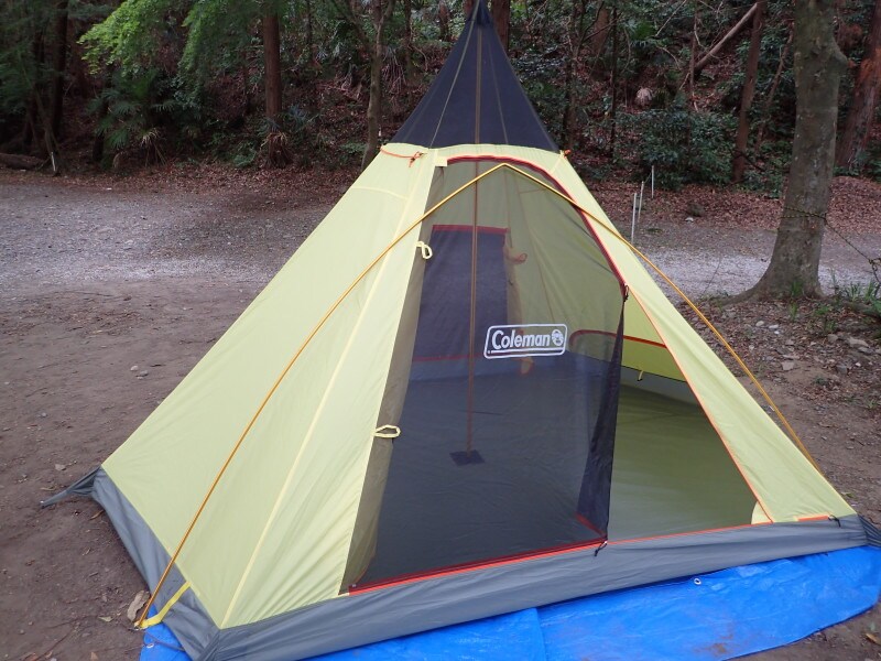 テント組み立て途中