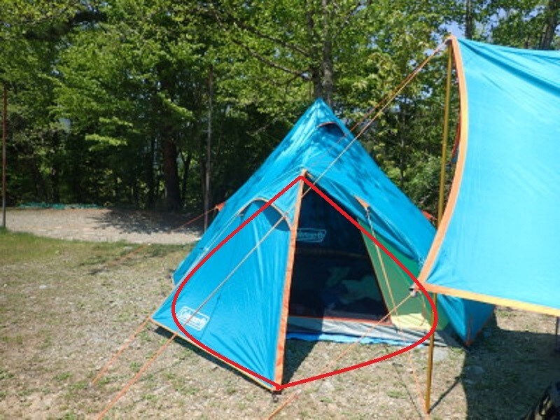 サブポールが生み出す前室（赤枠部分）が、雨天時の空間の快適度を高めます。