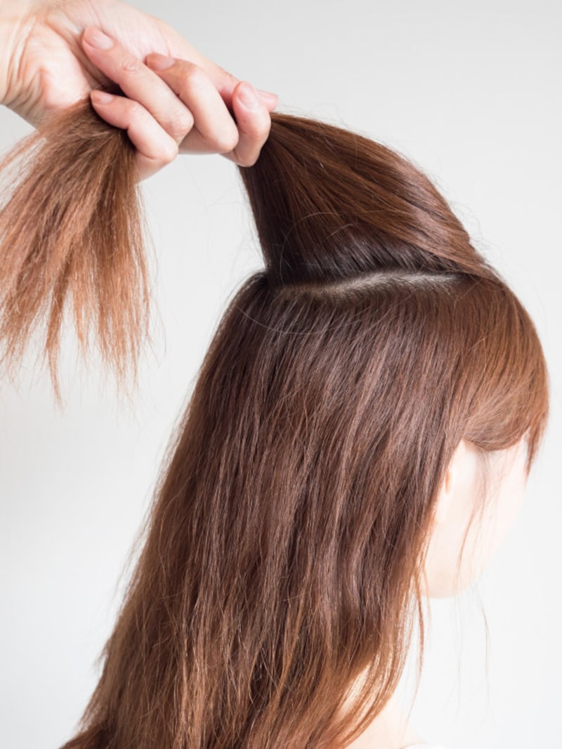 トップの髪をざっくり分けとる