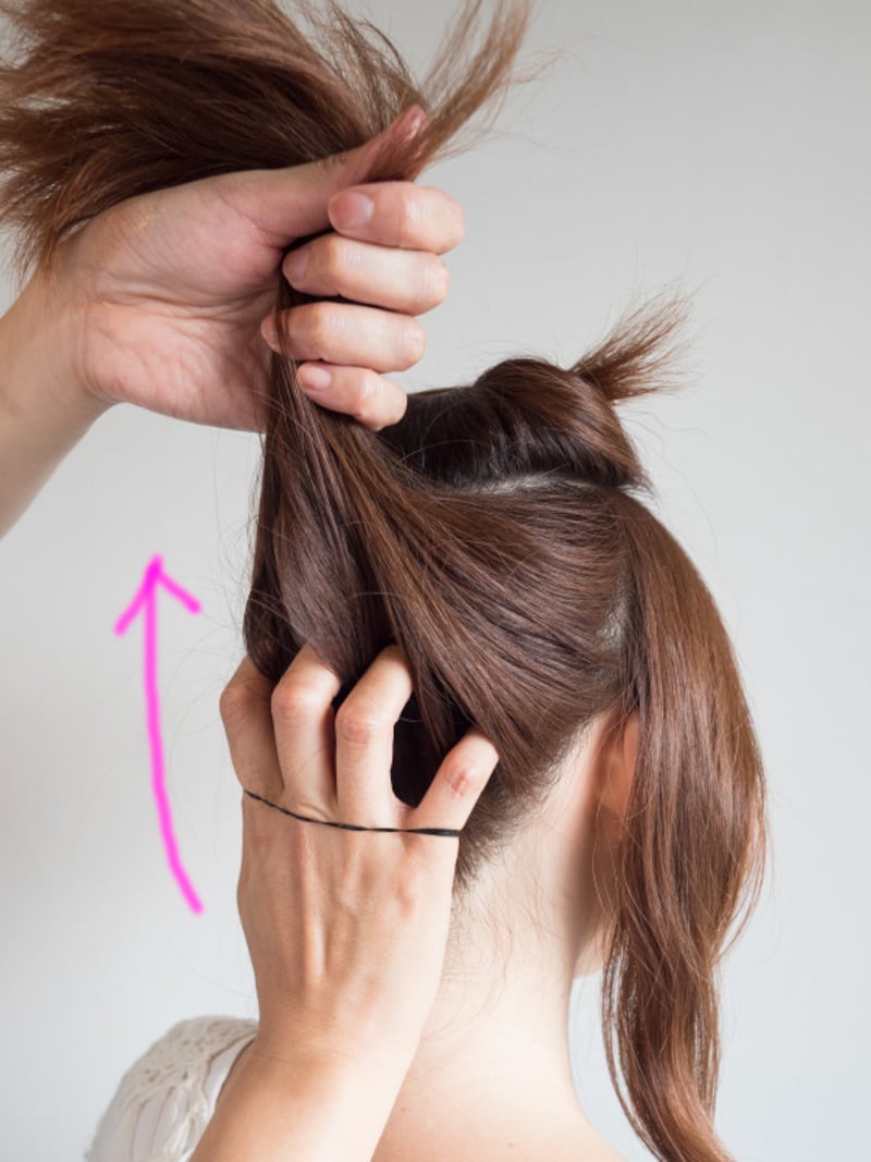 根元から髪をかきあげる
