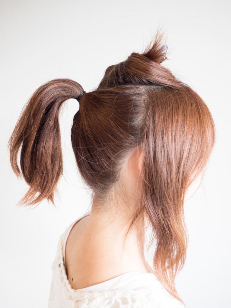 バックの髪をひとつに結ぶ