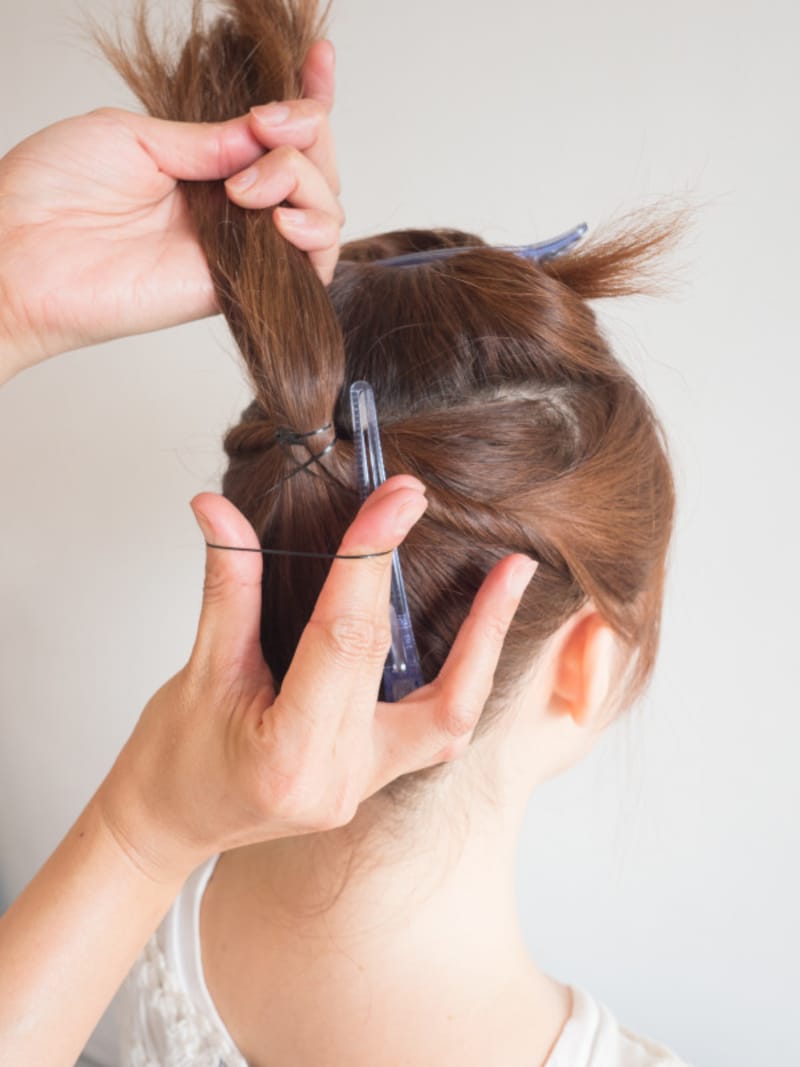 ポニーテールの根元に重ねてゴムで結ぶ