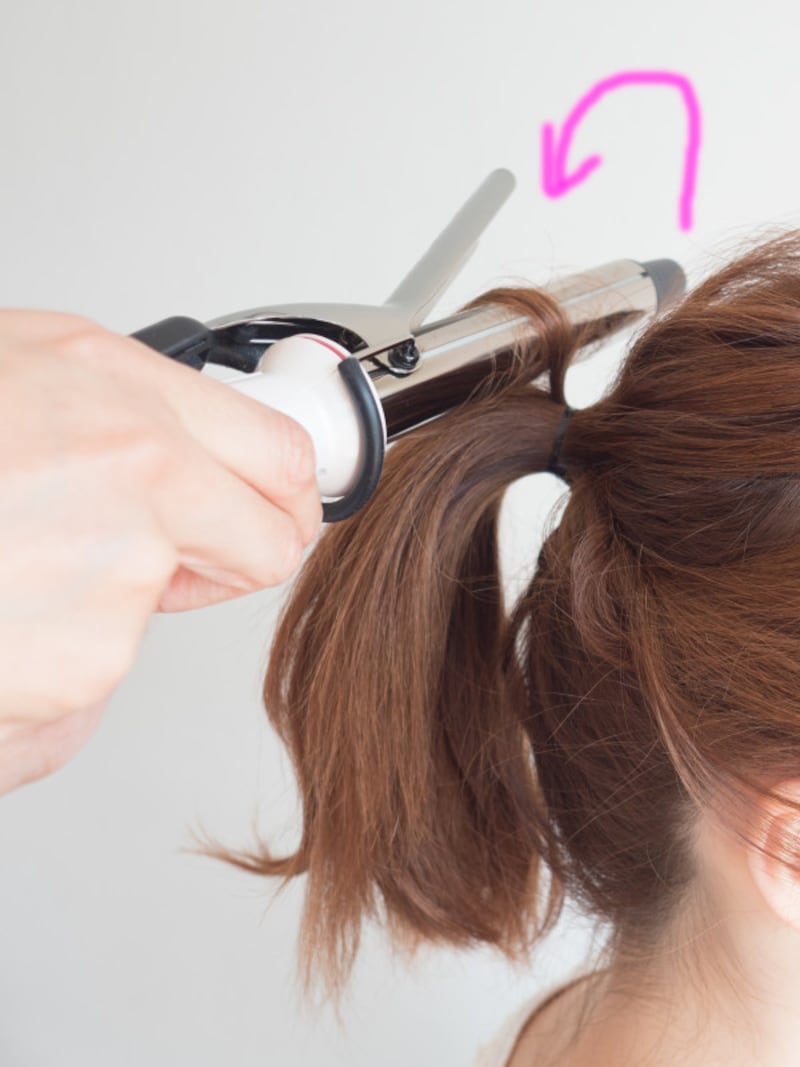 毛束を少しだけ分けとり、根元を立ち上げる