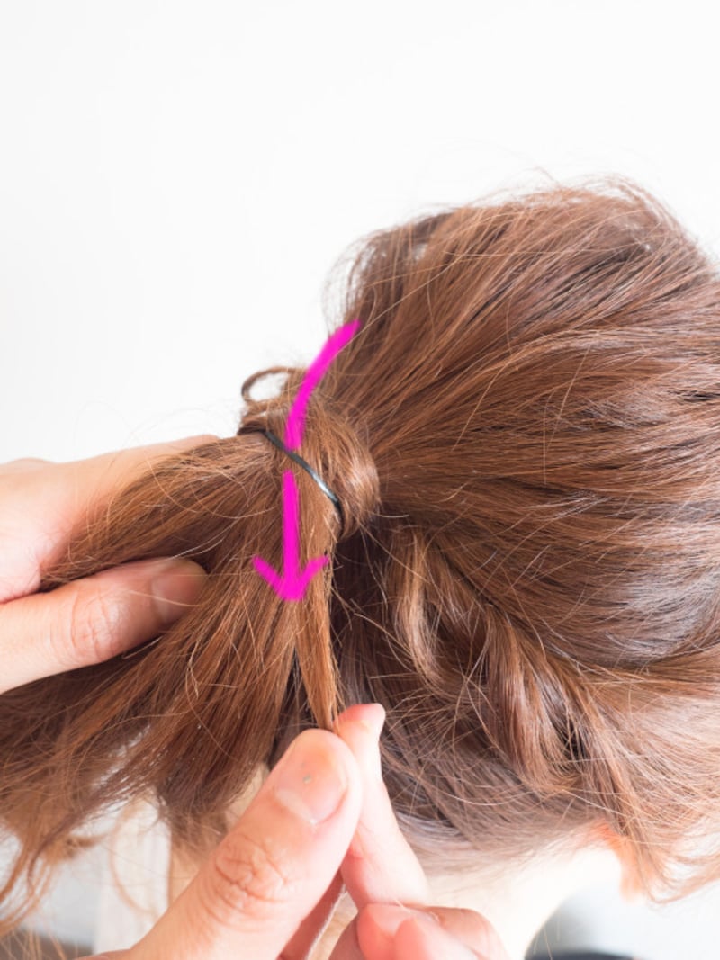 結び目に巻き付けてからゴムの隙間に通す