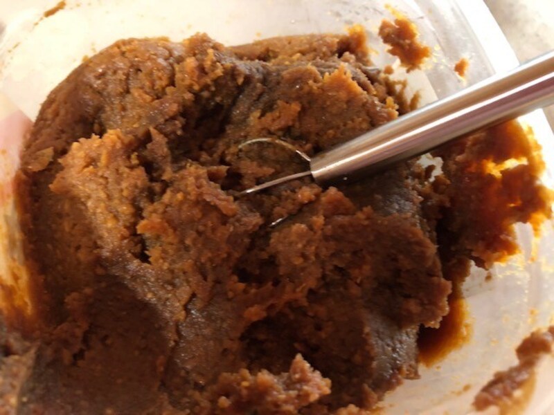 味噌の中に入れて、くるっと回す。そうするといつでも同じ量の味噌がとれる