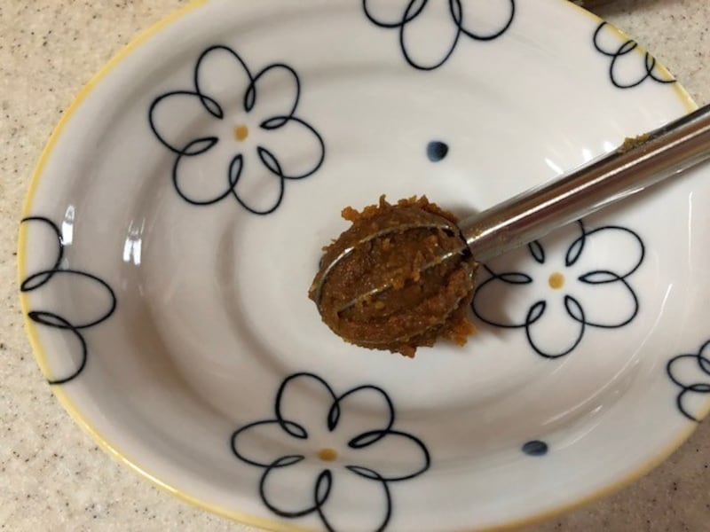 丸い状態で味噌が取り出せる。写真は大さじ1杯分。