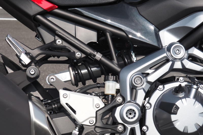 Z900のリアサスペンションはプリロードと伸び側ダンパーの調整が可能