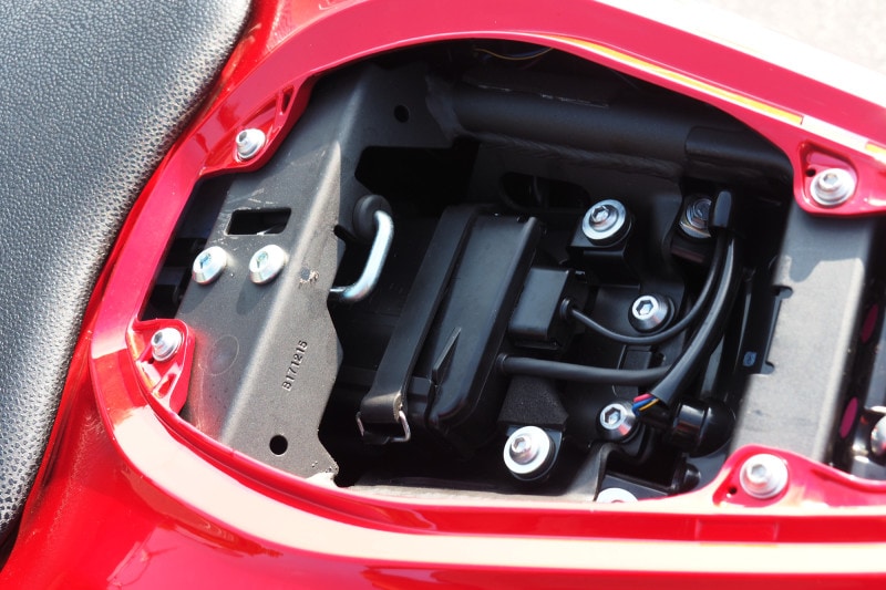 ETC車載機が標準装備。鍵がかかるリアシート下に収納されているので安心