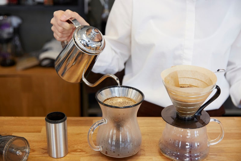 ドリップコーヒーは、コーヒー粉にお湯を落としてじっくりと抽出します