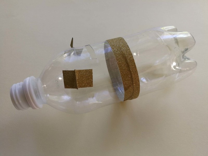 ペットボトル貯金箱のお金を入れる穴は、500円玉が入る大きさにね!