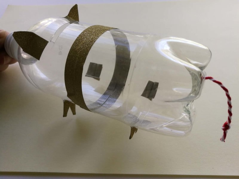 ペットボトル貯金箱のブタの足はテープだと弱いので立ちませんが転がり防止に