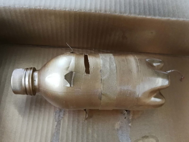 ペットボトル貯金箱本体にラッカースプレーで色を塗った後、臭いがきついので、乾くまで外に置こう