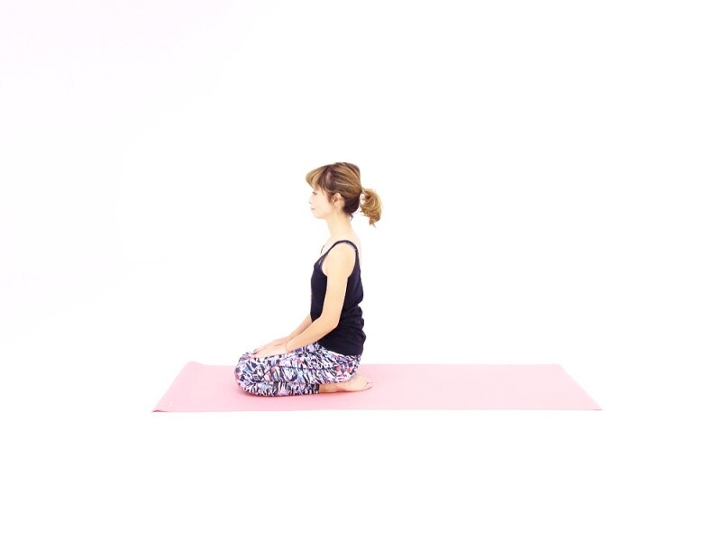 エーカ・パーダ・ラージャカポーターサナ1 正座姿勢になり、穏やかな呼吸を繰り返しましょう