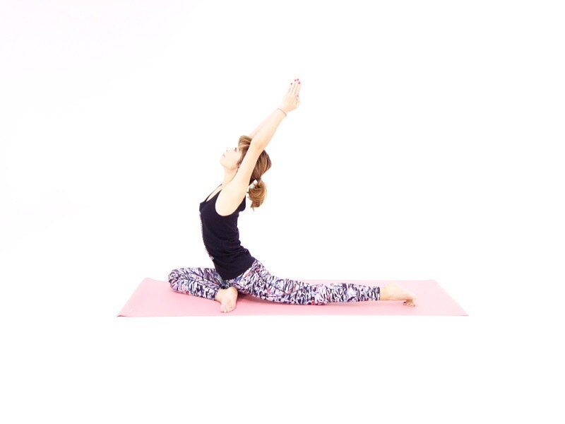 エーカ・パーダ・ラージャカポーターサナ6 両手を天井方向に伸ばします。
