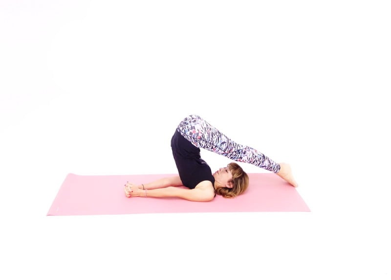 ハラーサナ3 つま先を頭の先に伸ばし、両腕で床を押しながら首の後ろを伸ばし10呼吸キープしましょう。