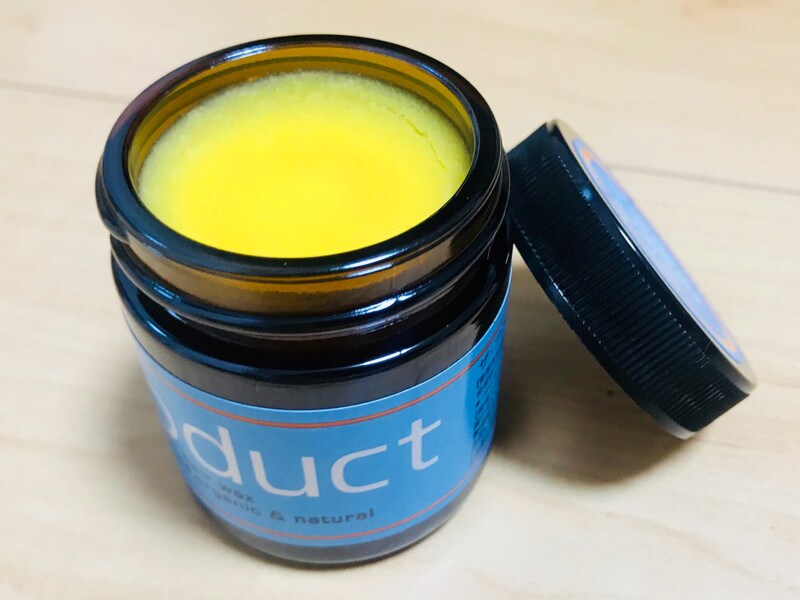 バームは黄色だが、手のひらで溶けると透明なオイルに変化