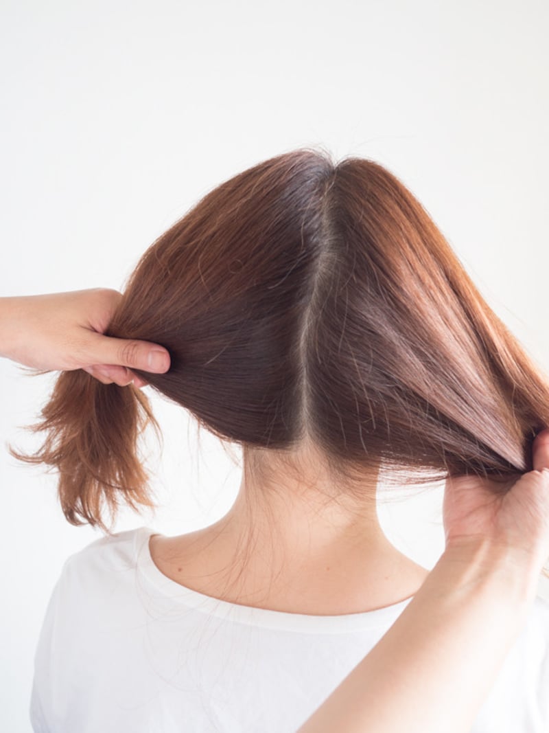 髪を2つに分ける。分け目はジグザグにしてもOK