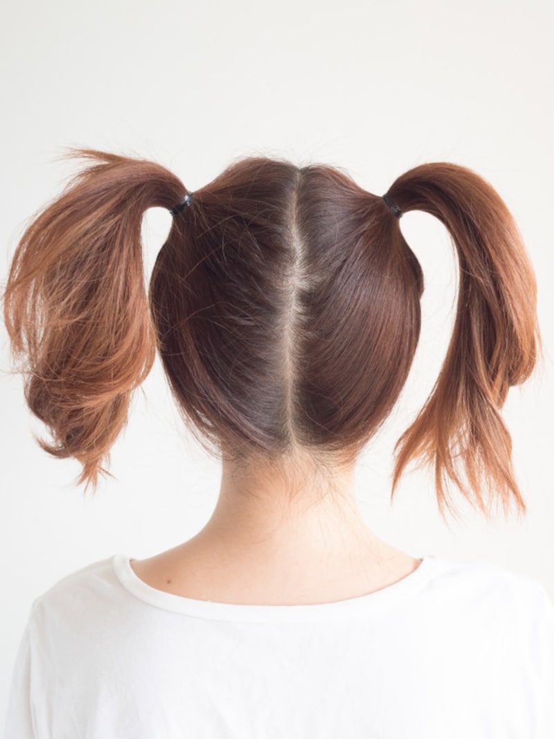 高めの位置でツインテールにする