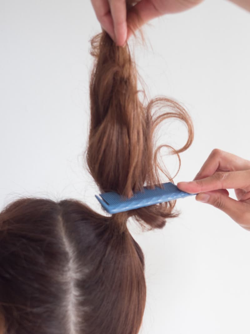 根元に向かって逆毛を立てる