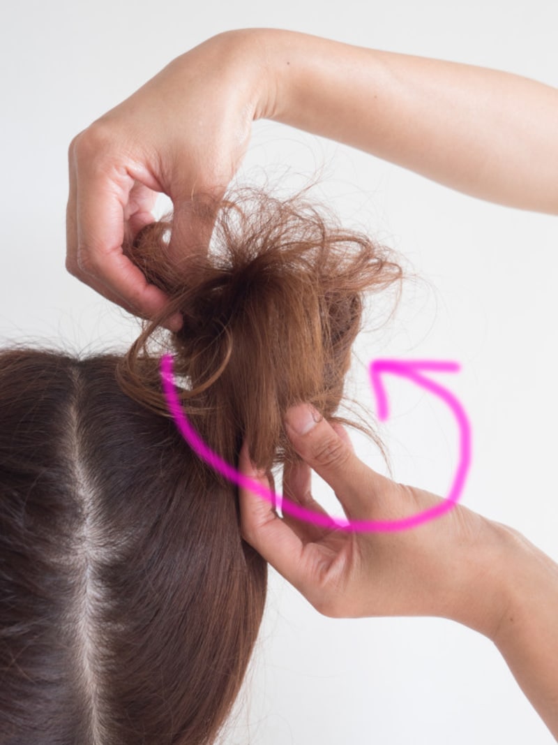 根元に巻きつけて1回転させる