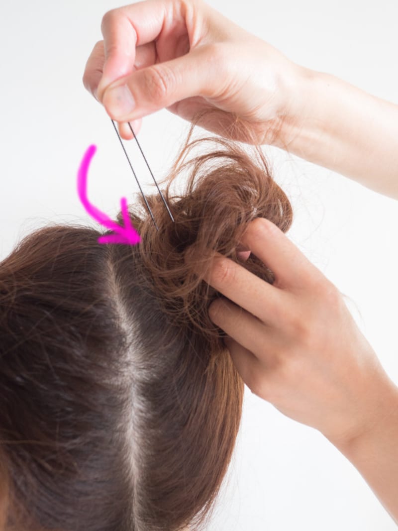 毛先をお団子の下にしまい、Uピンで留める