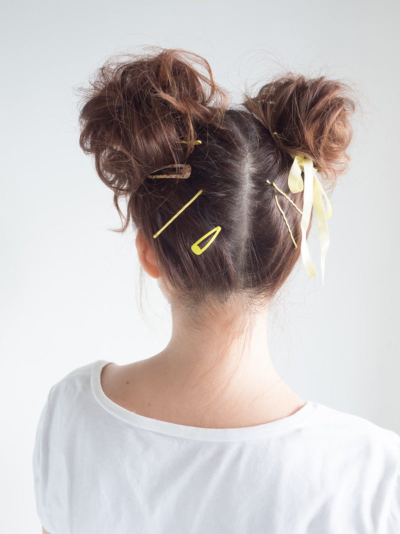 結び目にリボン、バックにヘアピンを飾る