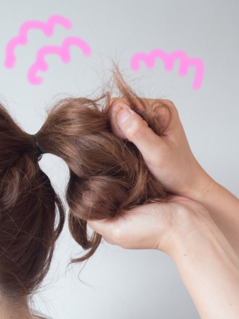 固めのワックスを揉み込む