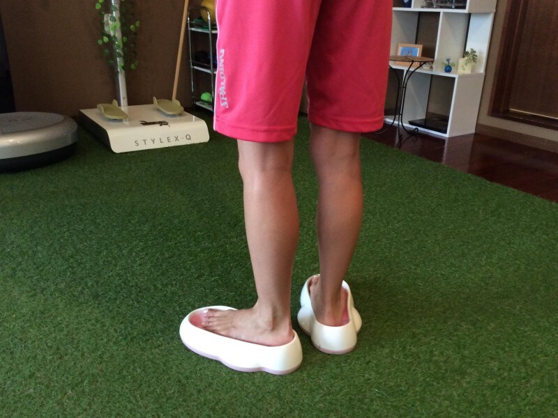 3. 脚のひねり運動を行い、ひねりきったところで1秒止める。