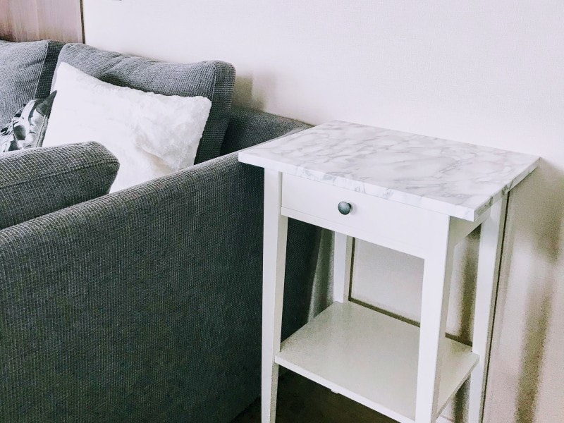 サイドテーブルの天板にリメイクシートを貼ってみました