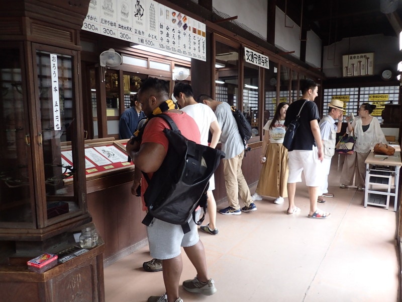 慈恵堂のグッズ売場