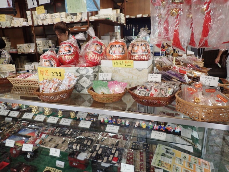 一年を通して境内の売店で売られている開運だるま