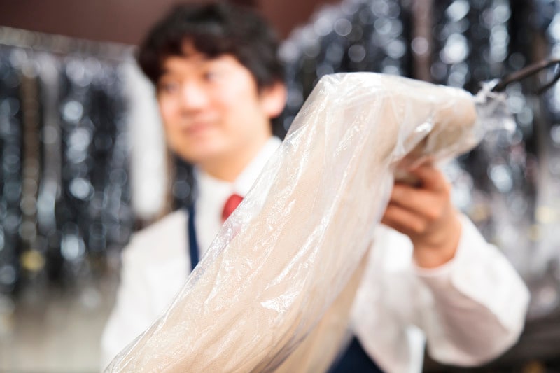 クリーニング店で被せられるビニールは、あくまで簡易的な、汚れ防止用のカバー