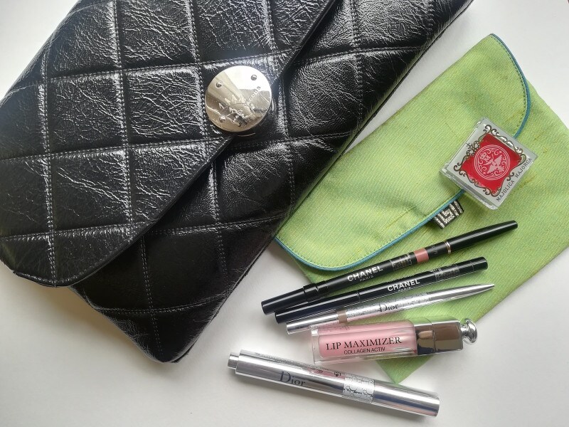 コンパクトなサイズ感なので、小さなバッグでお出かけするときにも重宝します。