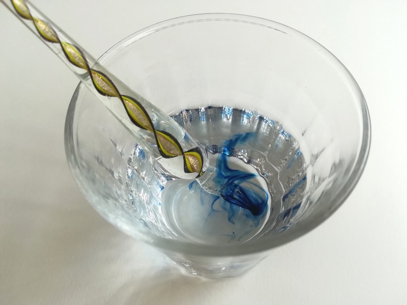 書き終わったら、ペン先についたインクを洗い流します