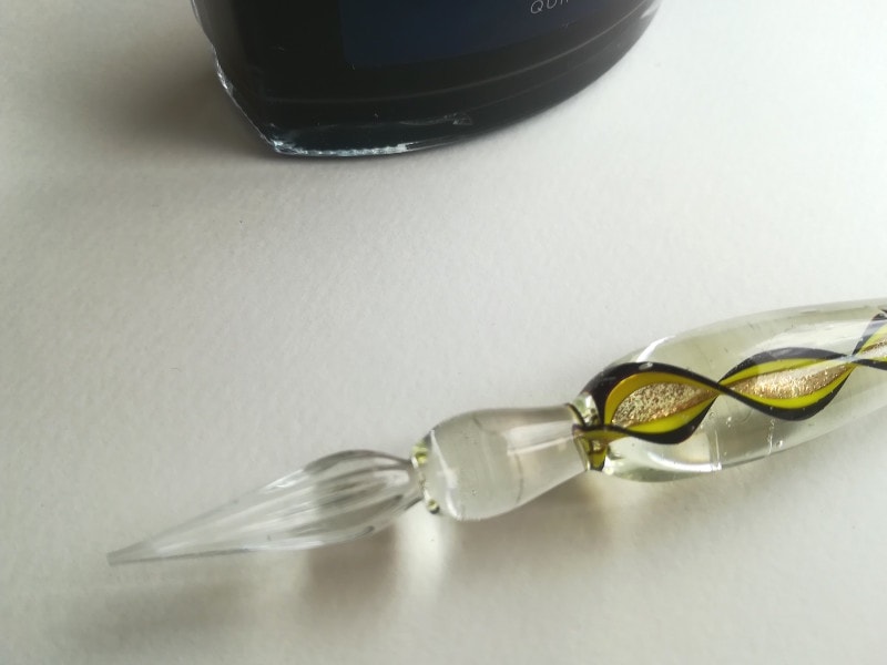 ガラスペンのペン先には溝があり、毛細管現象によって、インクをつけるとかなりの長さの筆記が可能です