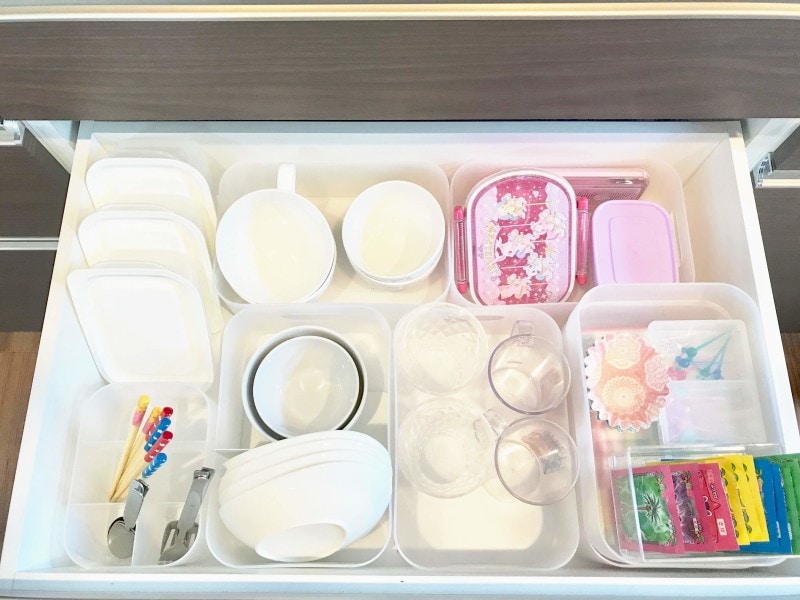 引き出し内の子ども食器の整理に積み重ねボックスを使用