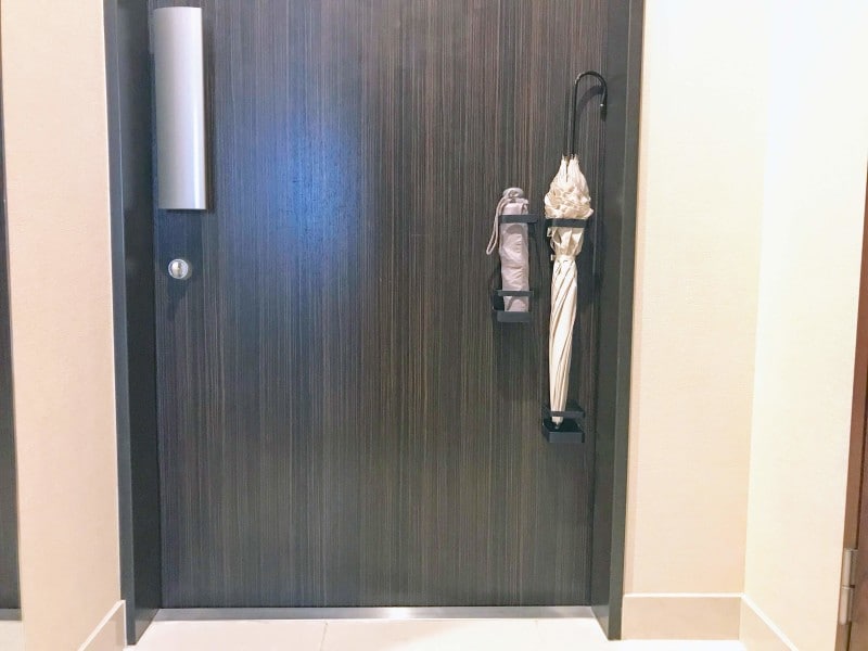 玄関ドアにつけてカサの収納に使用。
