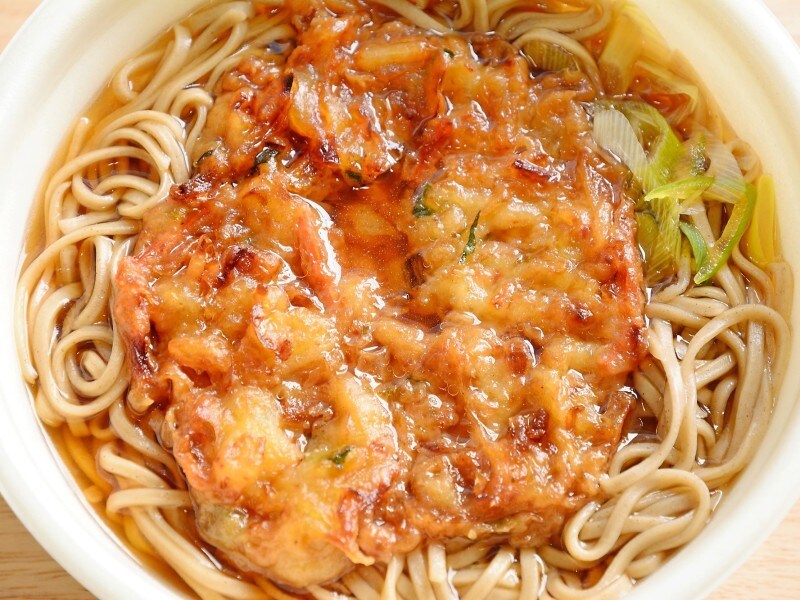 かき揚げ蕎麦にも生卵をプラス